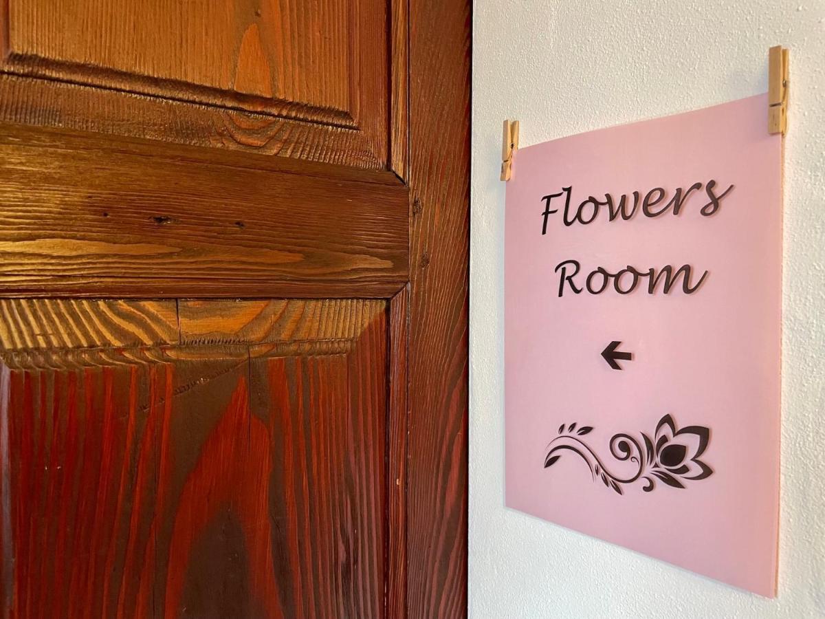 1912 - Flowers Room - Budget For Young Locarno Esterno foto